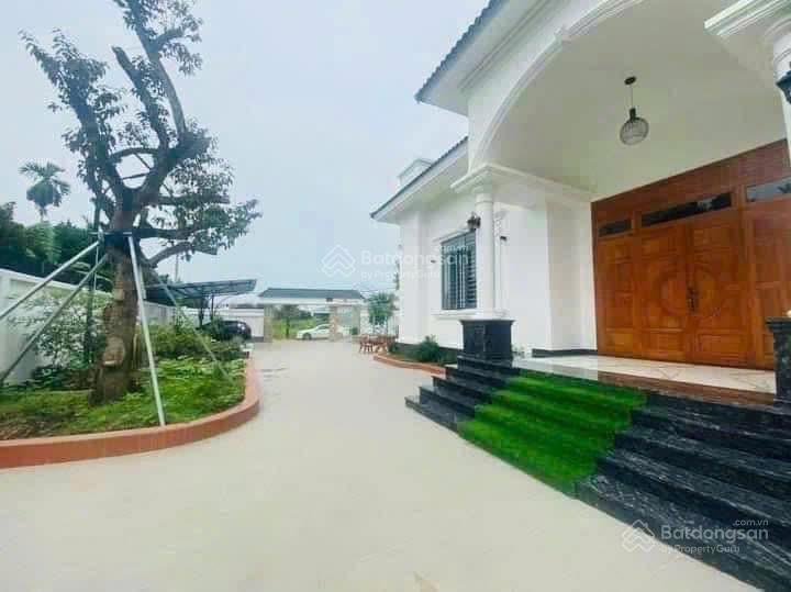 Bán gấp căn biệt thự sân vườn 25x31m. diện tích 773m2. giá 1,9 tỷ. gần bệnh viện nhi đồng. sổ riêng