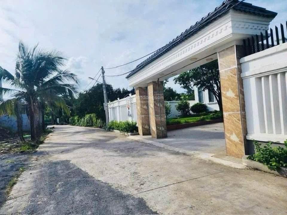 Bán gấp căn biệt thự sân vườn 25x31m. diện tích 773m2. giá 1,9 tỷ. gần bệnh viện nhi đồng. sổ riêng