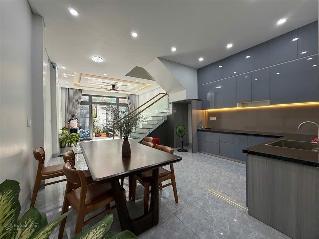 Nhà đẹp  đường nguyễn văn quá  sổ riêng  nhà 3 tầng ( ngang 5m )  giá còn thương lượng