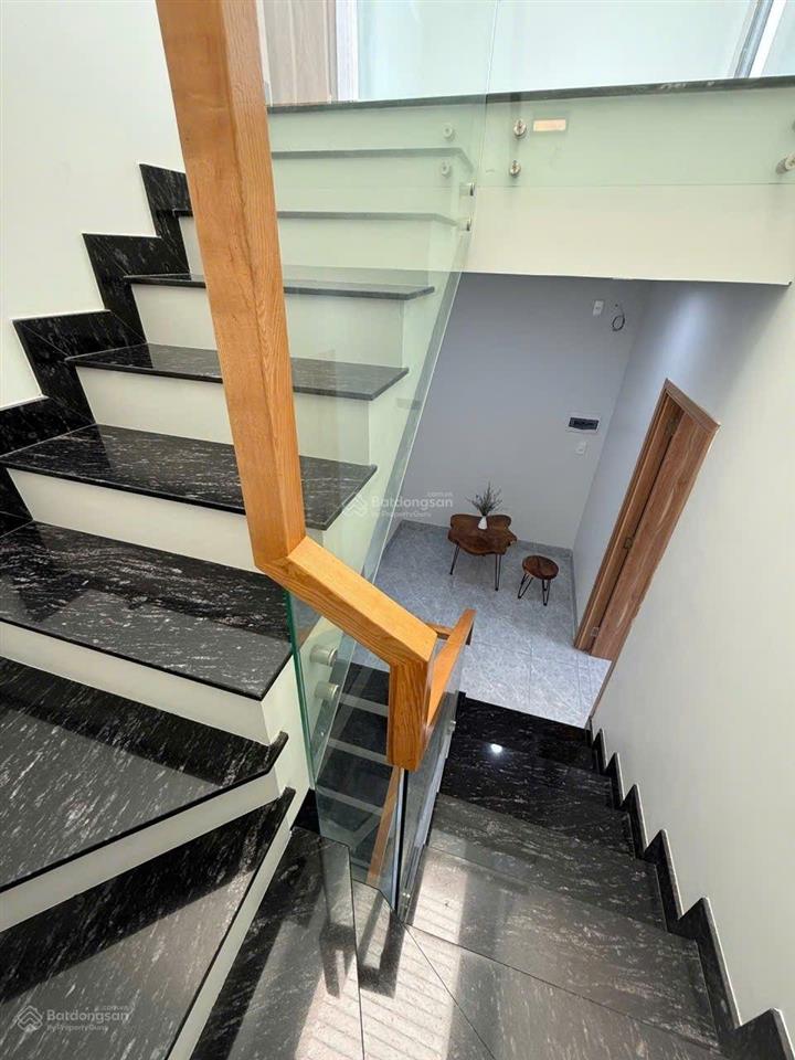 Nhà đẹp  đường nguyễn văn quá  sổ riêng  nhà 3 tầng ( ngang 5m )  giá còn thương lượng