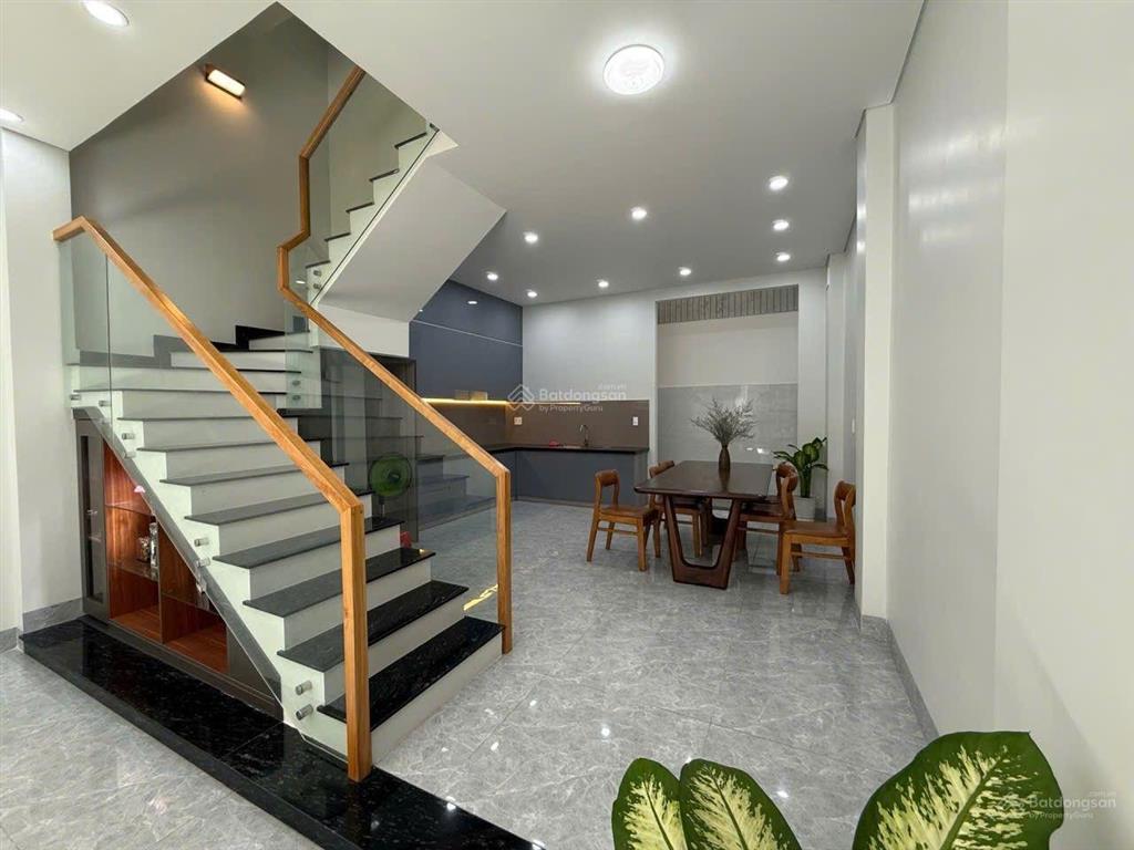 Nhà đẹp  đường nguyễn văn quá  sổ riêng  nhà 3 tầng ( ngang 5m )  giá còn thương lượng