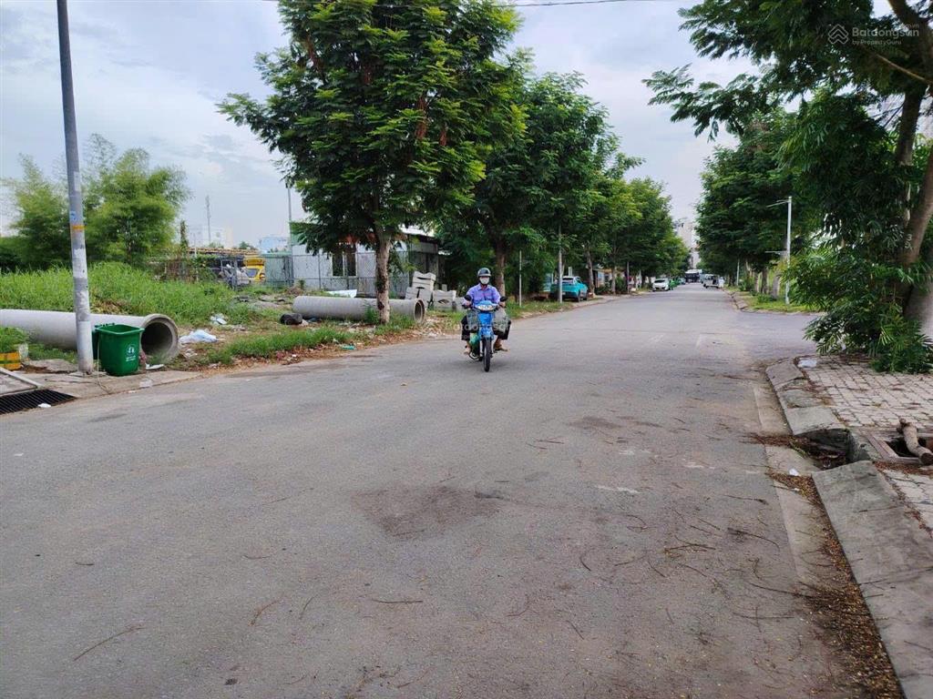 Đất mặt tiền đường 12m  gần khu cảnh viên phú mỹ hưng  hiếm giá tốt , hơn 100m2 , chỉ 13.6 tỷ.