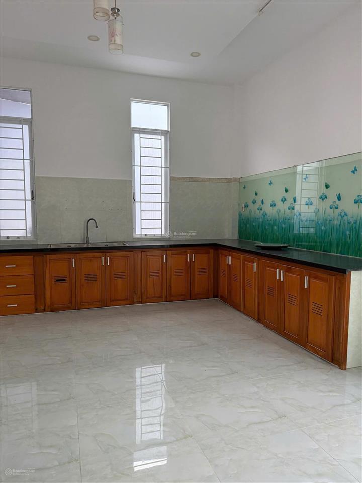 Bán nhà giảm 300tr  3 tầng dt 230m2  ngang 10m  3pn  ôtô 7m  gần biển  nha trang  chỉ 5tỷ1