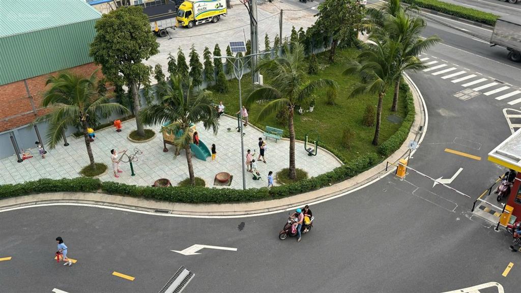 Chính chủ bán nhanh căn hộ 2pn, nội thất đầy đủ, view bể bơi thoáng mát, không gian rộng rãi.