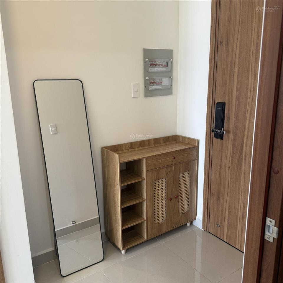 Chính chủ bán nhanh căn hộ 2pn, nội thất đầy đủ, view bể bơi thoáng mát, không gian rộng rãi.