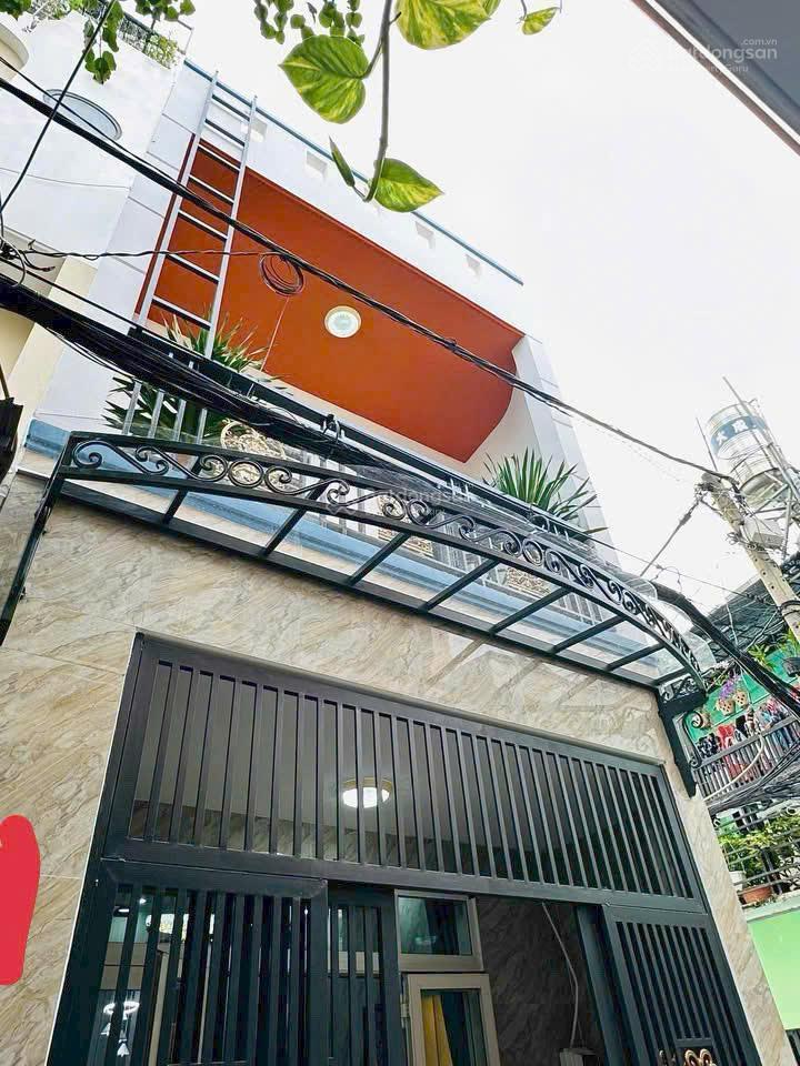 Nhà đẹp xinh chưa tới 4 tỷ. căn 70m2 xuân thủy  1 trệt 1 lầu. gần ga metro, hẻm oto. sổ hồng riêng