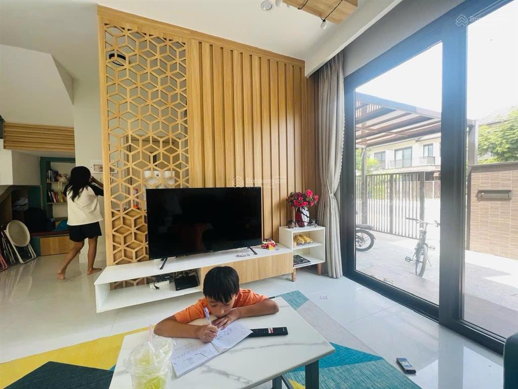 Cho thuê nhà phố vườn 1 trệt 1 lầu kđt waterpoint
3 phòng ngủ giá 13tr/ tháng