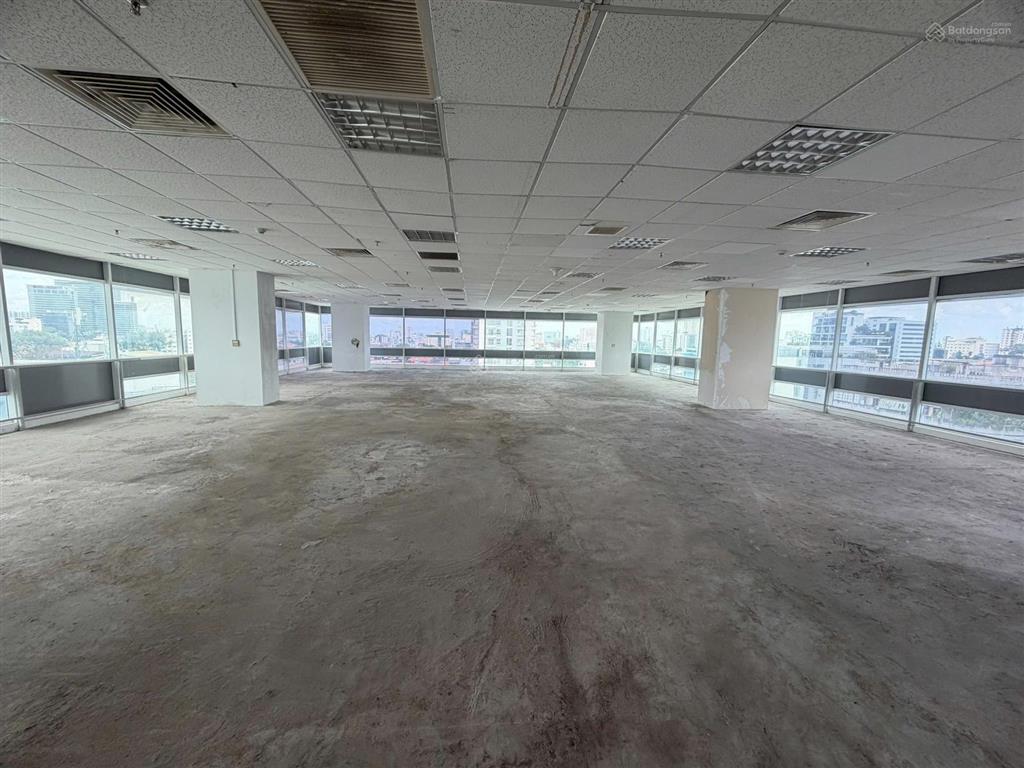 Cho thuê nhà góc 565a sư vạn hạnh, 190 triệu, 1600 m2, ngang 12m dài 25m, 1 hầm 8 lầu sân thượng.