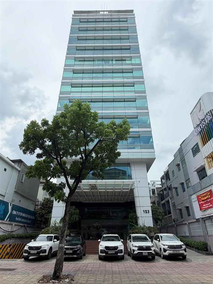 Cho thuê nhà góc 565a sư vạn hạnh, 190 triệu, 1600 m2, ngang 12m dài 25m, 1 hầm 8 lầu sân thượng.
