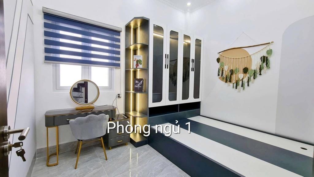 BÁN NHÀ 2Lầu đúc, MỚI ĐẸP - VỊ TRÍ ĐẸP - HOÀN CÔNG. (Trục chính Hẻm, xe 7 chổ tới nhà)