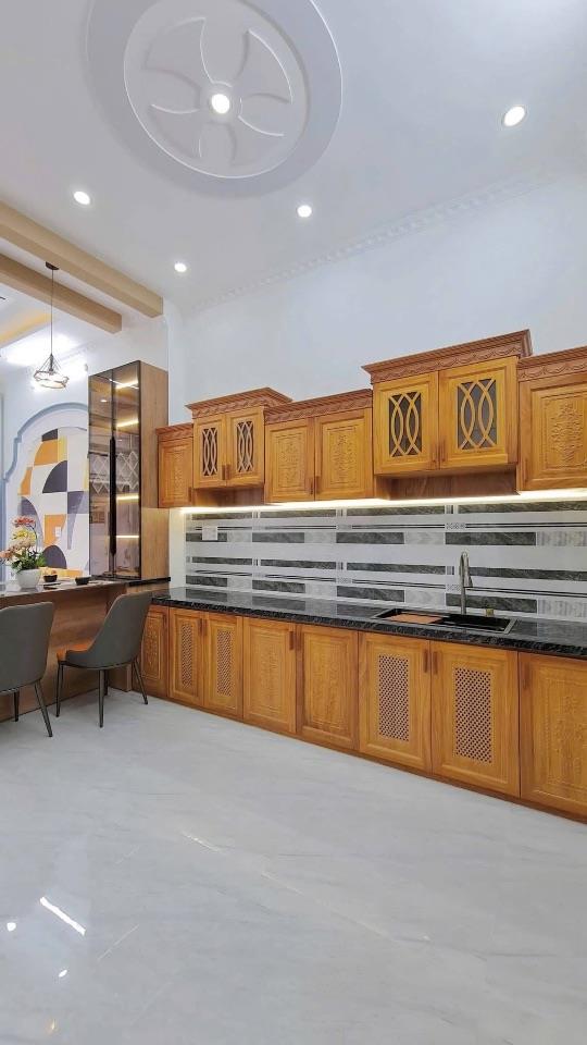 BÁN NHÀ 2Lầu đúc, MỚI ĐẸP - VỊ TRÍ ĐẸP - HOÀN CÔNG. (Trục chính Hẻm, xe 7 chổ tới nhà)