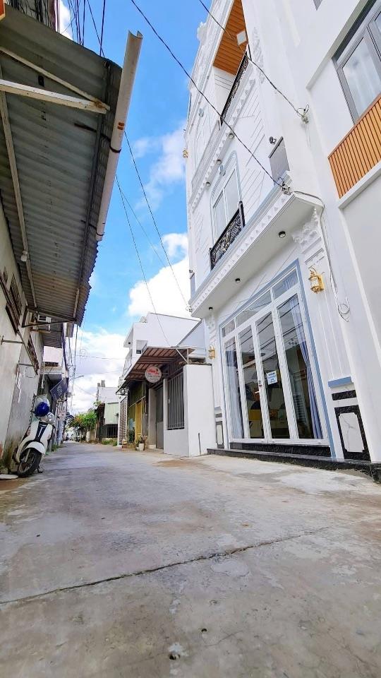 BÁN NHÀ 2Lầu đúc, MỚI ĐẸP - VỊ TRÍ ĐẸP - HOÀN CÔNG. (Trục chính Hẻm, xe 7 chổ tới nhà)