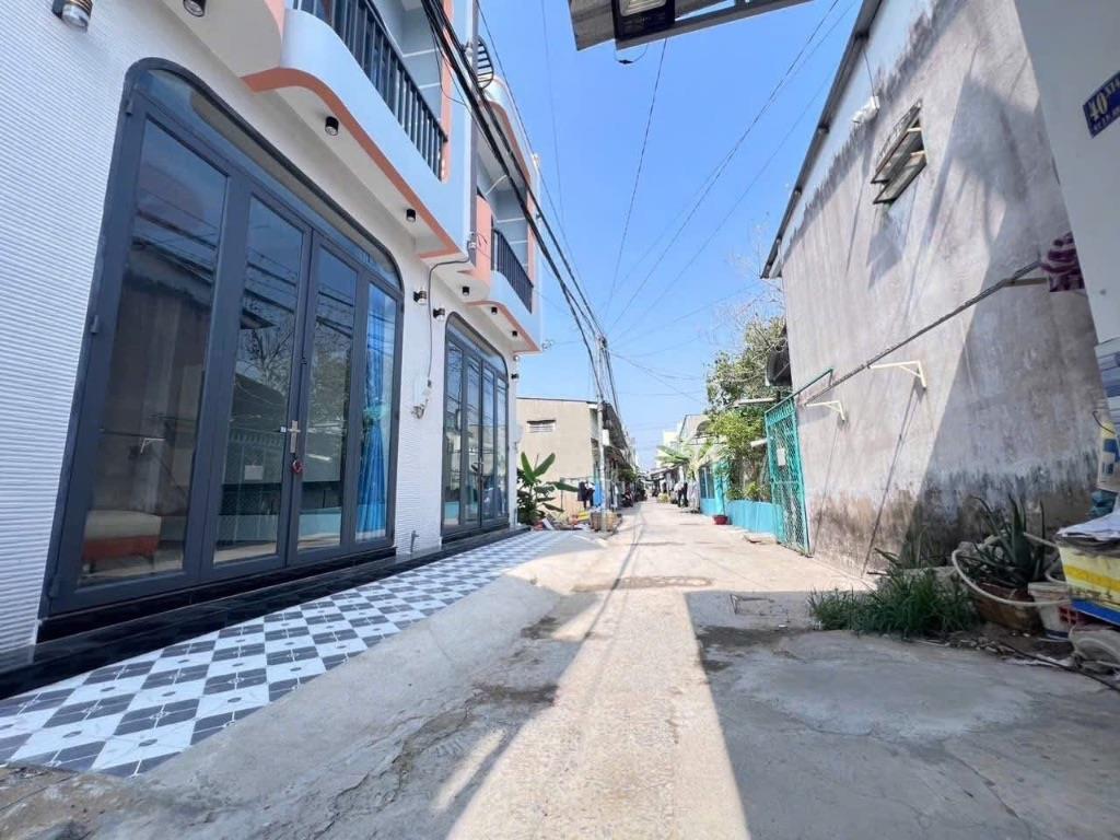 BÁN NHÀ 1T1L đúc mới -  KẾ ĐHCT - ĐHYD - BV Đa Khoa. Hẻm 11 N.V.Linh (cặp BV Đa khoa)