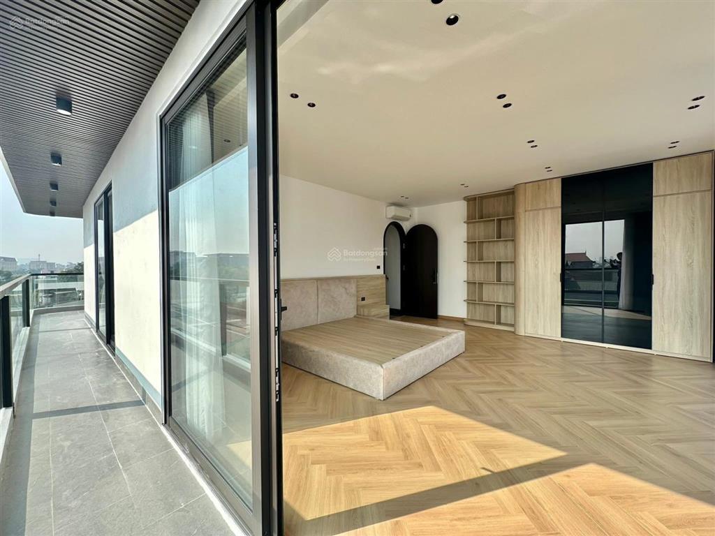 Nguyễn sơn đường ô tô tránh vỉa hè 140m2 xây bảy tầng thang máy lô góc có bể bơi + sân pickleball