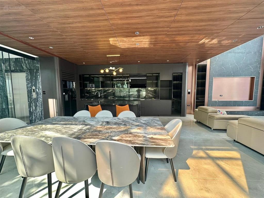 Nguyễn sơn đường ô tô tránh vỉa hè 140m2 xây bảy tầng thang máy lô góc có bể bơi + sân pickleball