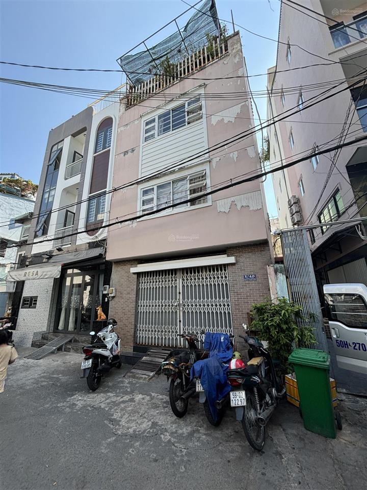 Nhà cũ tiện xây mới. xe hơi vào nhà. dt4x 18 nở hậu 6m, 3 tầng, không lỗi phong thuỷ. định cư...