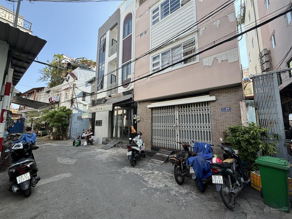 Nhà cũ tiện xây mới. xe hơi vào nhà. dt4x 18 nở hậu 6m, 3 tầng, không lỗi phong thuỷ. định cư...