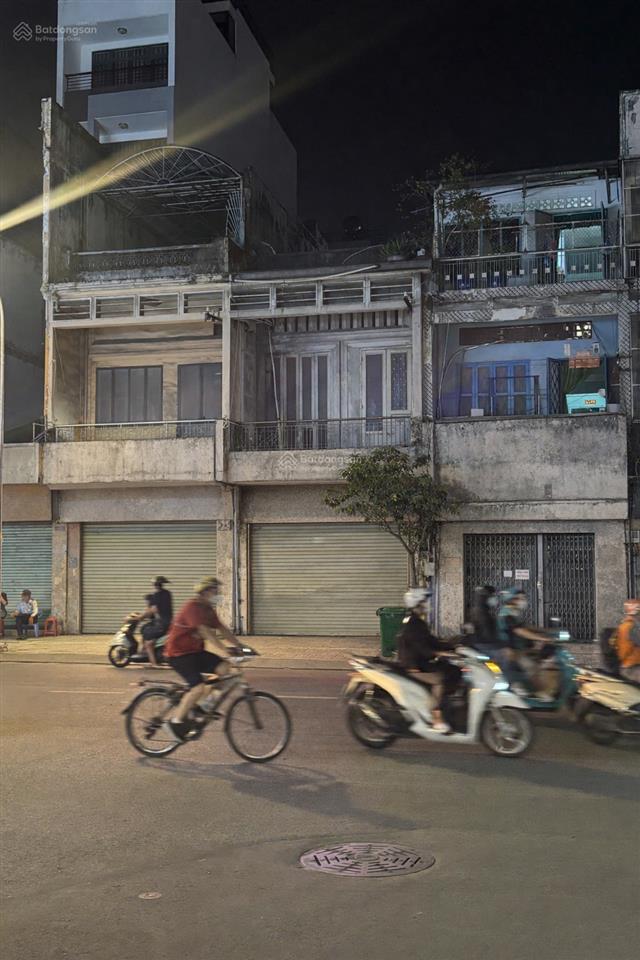 Cho thuê nhà mặt tiền cmt8  dt 4.5x 22, nở hậu  công nhận 240m2 chỉ với 35 triệu/ tháng.
