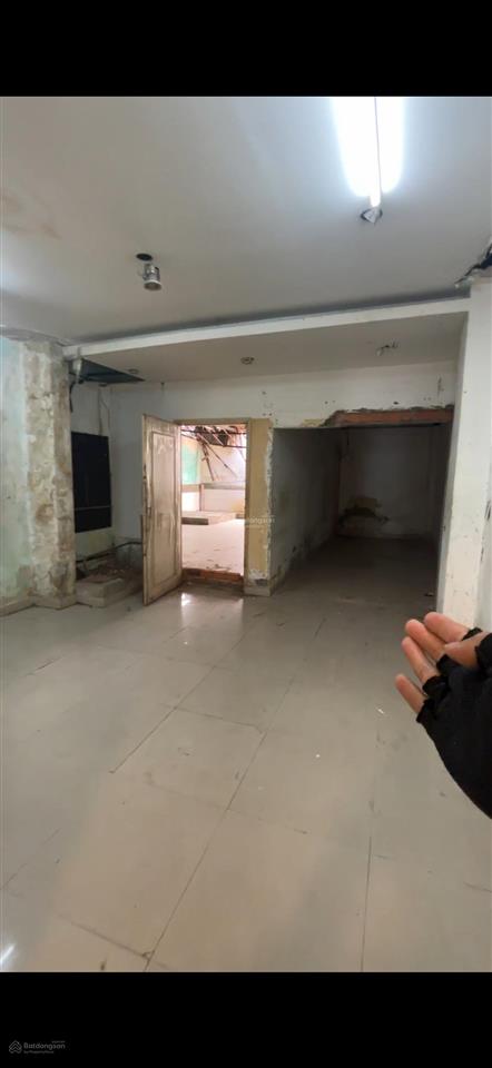 Cho thuê nhà mặt tiền cmt8  dt 4.5x 22, nở hậu  công nhận 240m2 chỉ với 35 triệu/ tháng.
