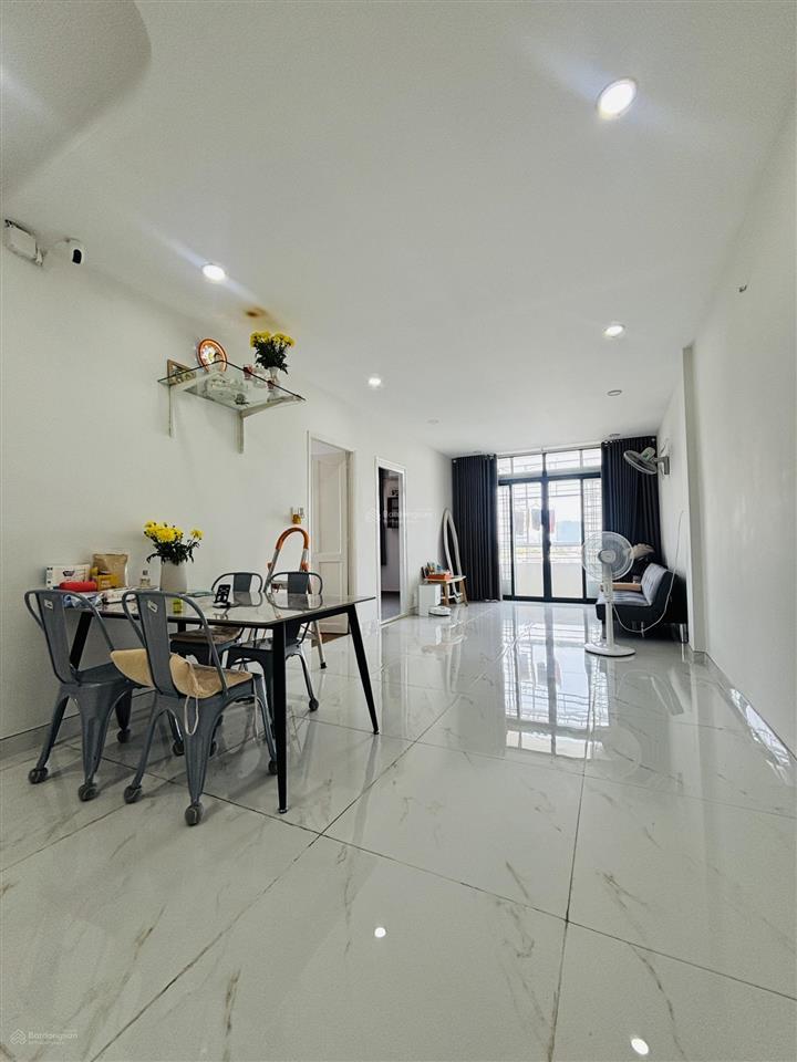 Căn góc tầng cao nhất, view nhìn qua landmark, 81. dt 78m2.  2 phòng. sổ hồng vĩnh viễn ngay q.5.