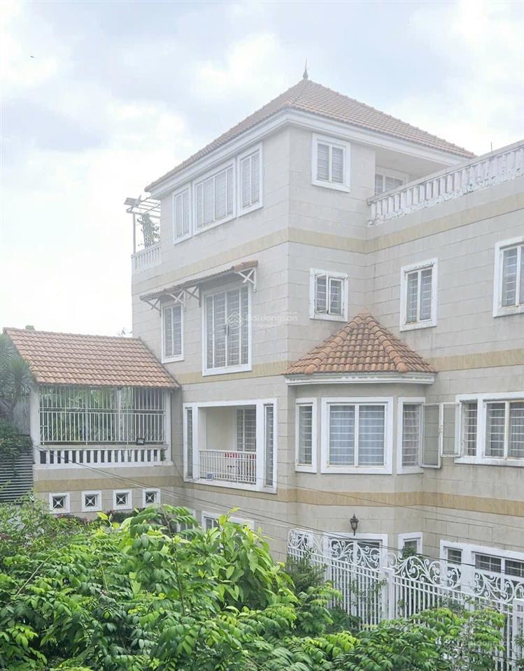 Biệt thự compound 300m2  cực đẹp  cực riêng biệt  chú nhà dễ thương thiện chí bán. ngay q.2.