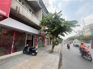 32 tr/ tháng, cho 1 căn nhà mặt tiền ngang 4.5m, nó hậu công nhận 250m2. trệt, 2 lầu