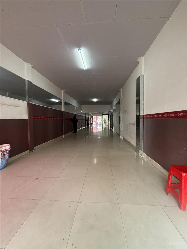 32 tr/ tháng, cho 1 căn nhà mặt tiền ngang 4.5m, nó hậu công nhận 250m2. trệt, 2 lầu