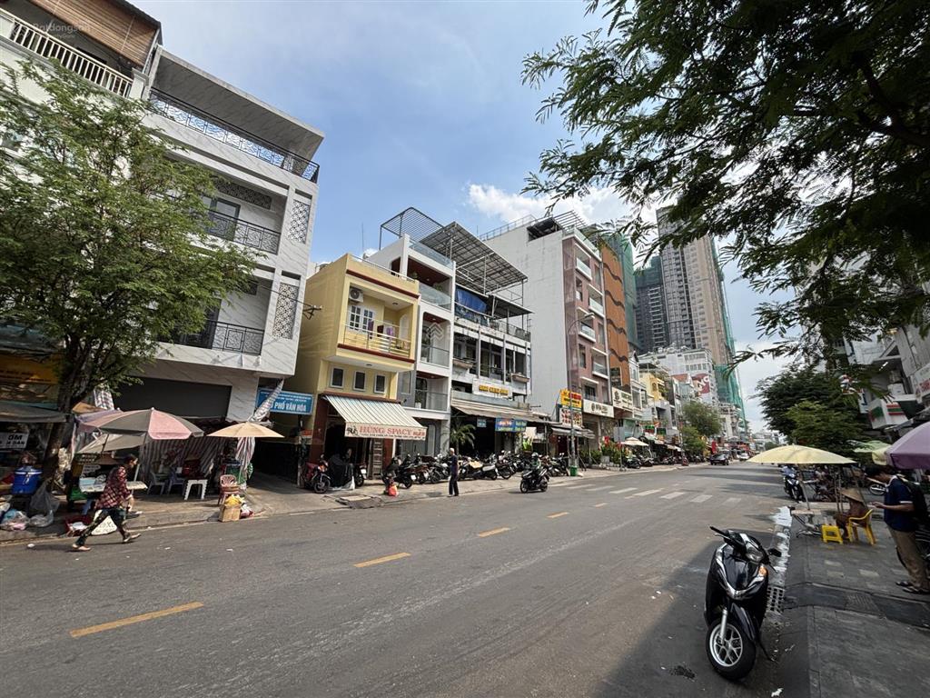Căn góc 2 mặt tiền  thích hợp cho thuê cửa hàng tiện lợi, kinh doanh mua bán ngay trung tâm.