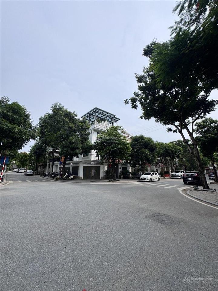 Hàng hiếm bỏng tay, bán gấp nhà văn phú hà đông, gần công viên, vỉa hè đá bóng, giá 175tr/1m2