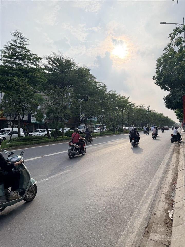 Gấp, bán đường đôi lê trọng tấn hà đông, 70m2 mặt tiền 5,5m, kinh doanh sầm uất, vỉa hè đá bóng