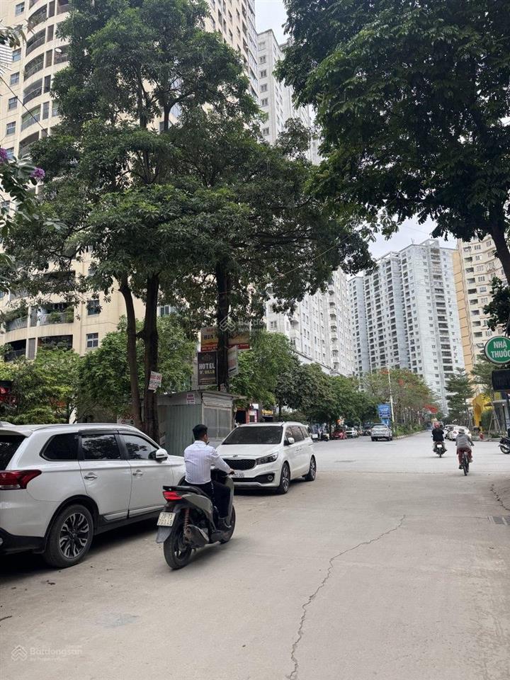 Anh trai em đang cần tiền bán gấp lô đất trục đường đôi ngay kđt văn khê hà đông, giá nào cũng bán