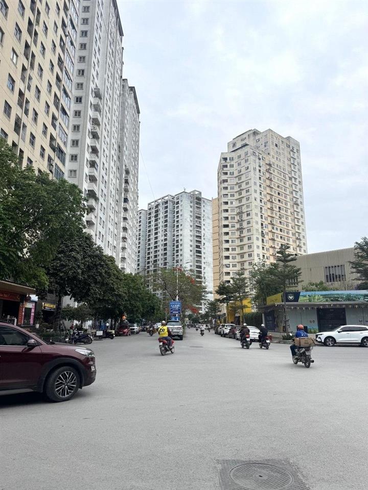 Anh trai em đang cần tiền bán gấp lô đất trục đường đôi ngay kđt văn khê hà đông, giá nào cũng bán