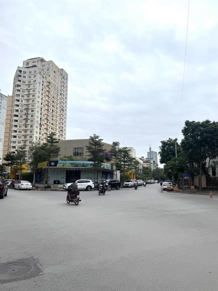Anh trai em đang cần tiền bán gấp lô đất trục đường đôi ngay kđt văn khê hà đông, giá nào cũng bán