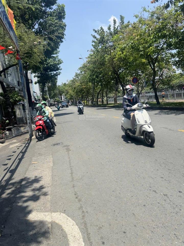 Vị trí vàng phan đình phùng nhà góc 2 mặt hẻm xe hơi khai thác tốt