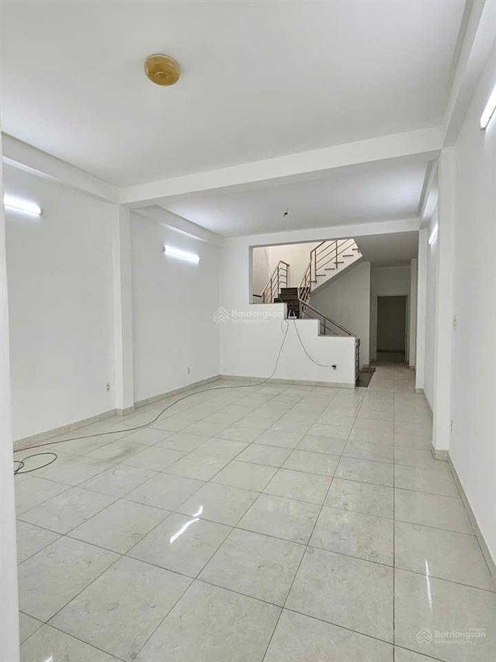Bán nhà mặt tiền, đường trước nhà 33m