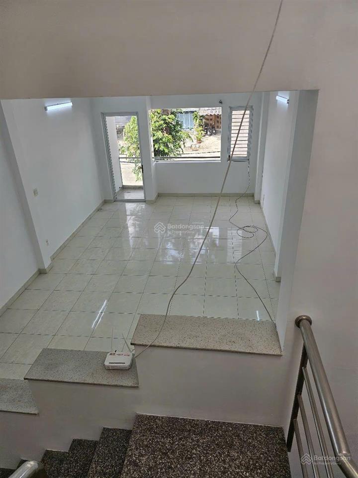Bán nhà mặt tiền, đường trước nhà 33m