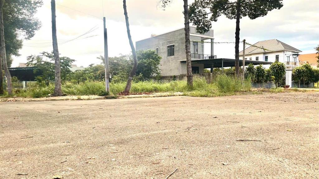 Đất 2 mặt tiền, ngay trung tâm hành chánh chơn thành, diện tích 10x23 mét