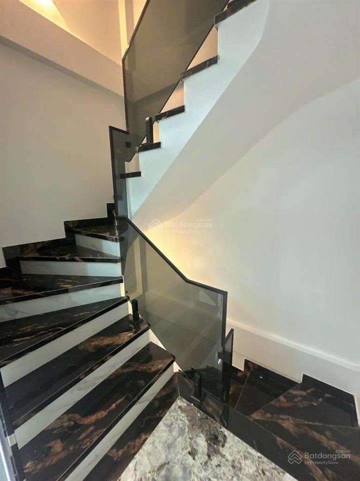 Hiếm có 1 căn!! chỉ nhỉnh 6.5 tỷ sở hữu nhà phố nguyễn văn cừ, 30m2, 5 tầng xây mới, ô tô đỗ cửa