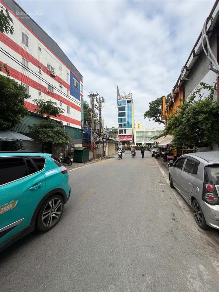 Chỉ 18 tỷ mà có nhà hồng tiến  thang máy  vỉa hè  kinh doanh  ô tô tránh  không xem là thiệt