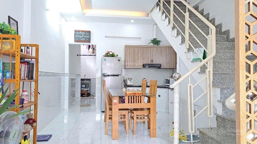 Gấp bán nhà mới 2thẻm 1632 huỳnh tấn phát shr