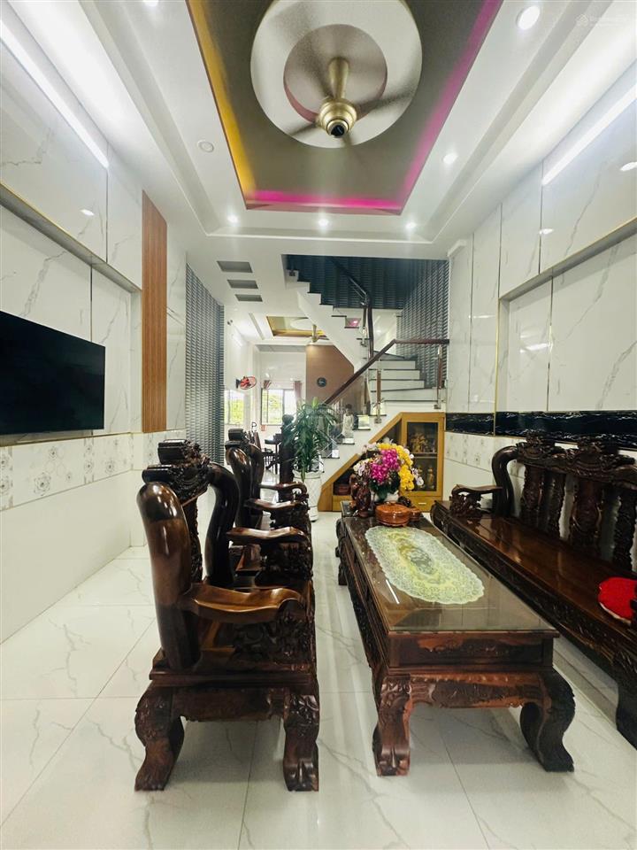Nhà cho thuê gần vinhomes quận 9 4pn 4wc full nội thất. giá 15 triệu rộng rãi sạch sẽ.