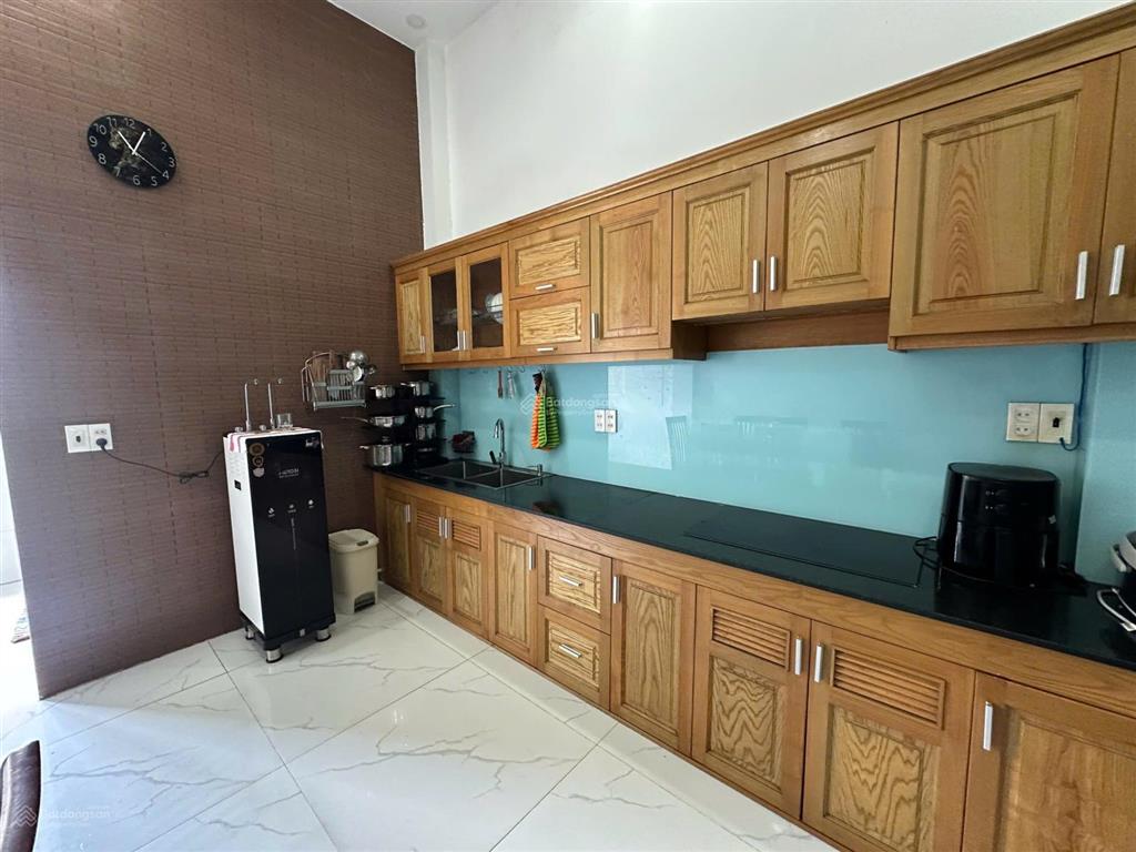 Nhà cho thuê gần vinhomes quận 9 4pn 4wc full nội thất. giá 15 triệu rộng rãi sạch sẽ.