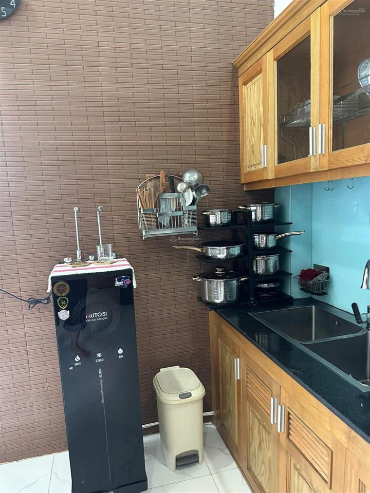 Nhà cho thuê gần vinhomes quận 9 4pn 4wc full nội thất. giá 15 triệu rộng rãi sạch sẽ.