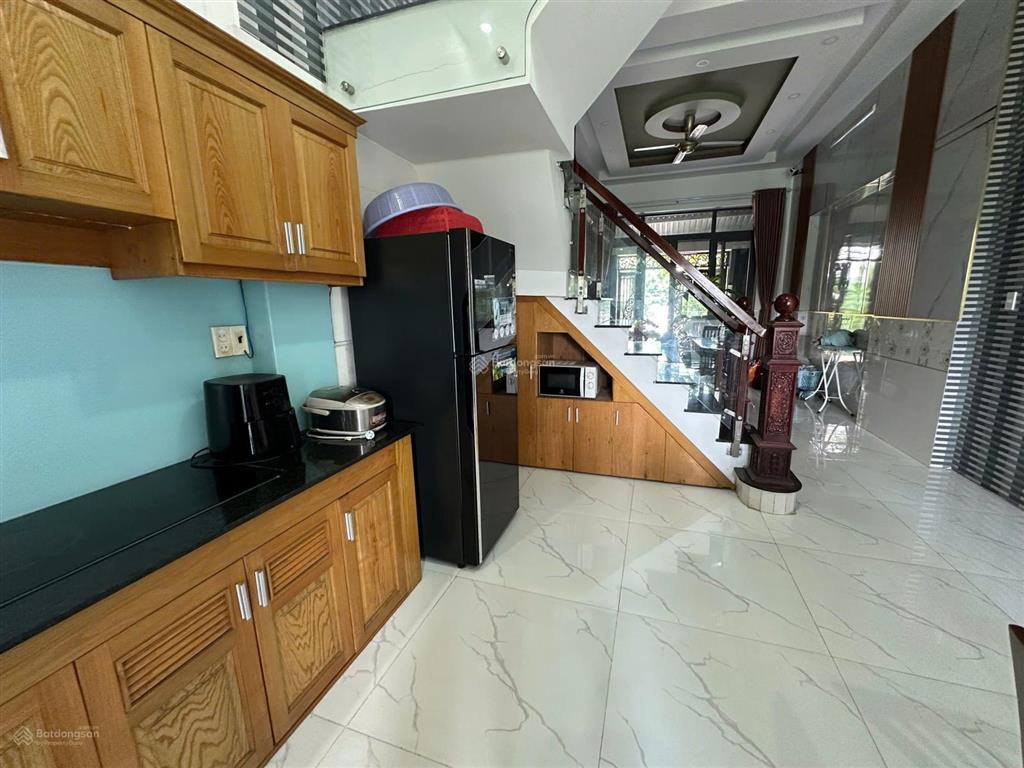 Nhà cho thuê gần vinhomes quận 9 4pn 4wc full nội thất. giá 15 triệu rộng rãi sạch sẽ.