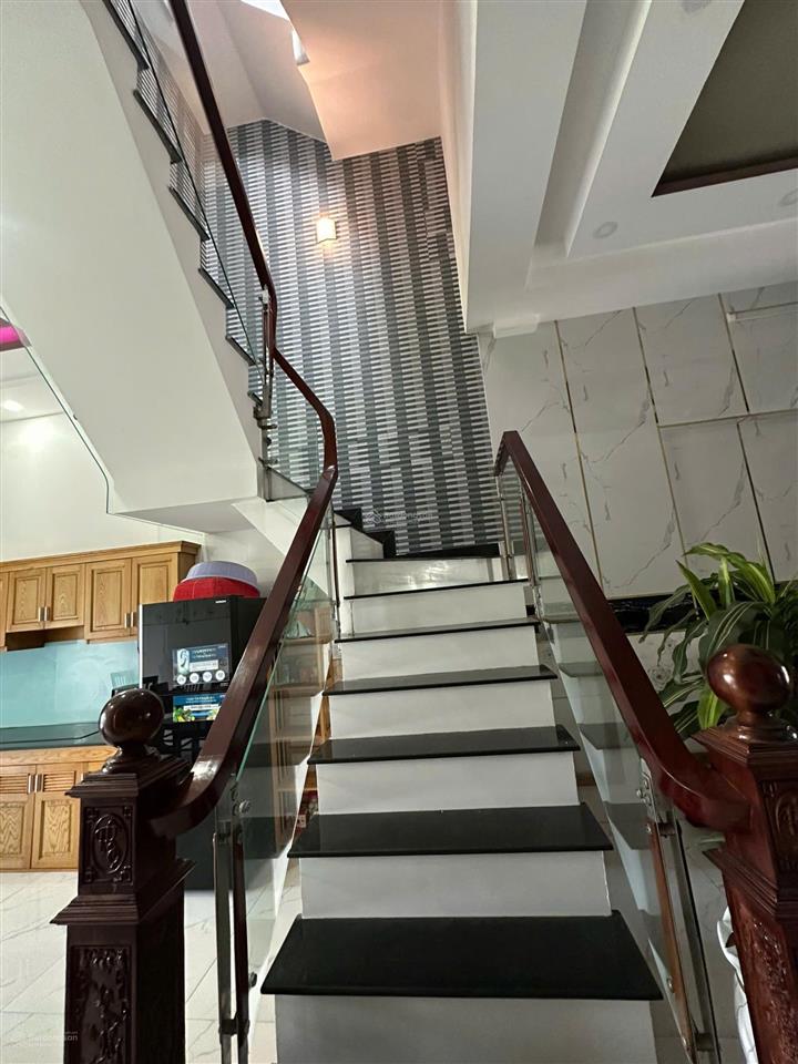 Nhà cho thuê gần vinhomes quận 9 4pn 4wc full nội thất. giá 15 triệu rộng rãi sạch sẽ.