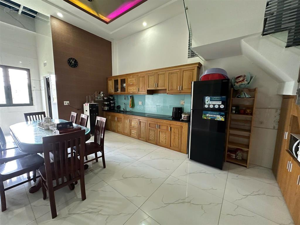Nhà cho thuê gần vinhomes quận 9 4pn 4wc full nội thất. giá 15 triệu rộng rãi sạch sẽ.