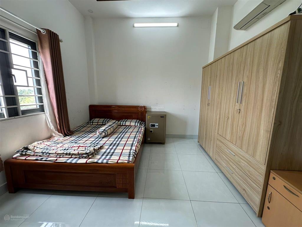 Nhà cho thuê gần vinhomes quận 9 4pn 4wc full nội thất. giá 15 triệu rộng rãi sạch sẽ.