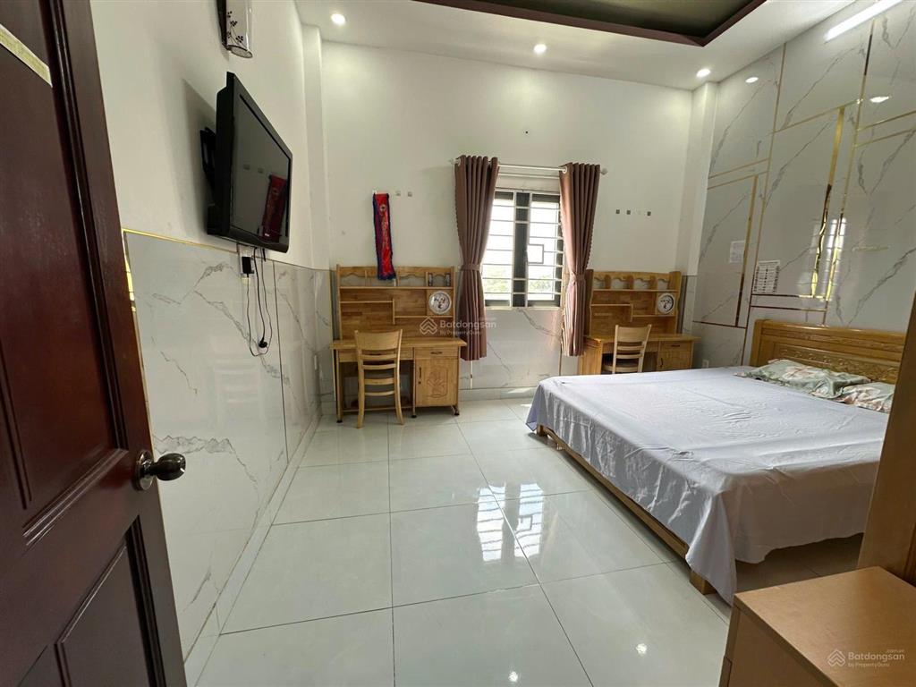 Nhà cho thuê gần vinhomes quận 9 4pn 4wc full nội thất. giá 15 triệu rộng rãi sạch sẽ.