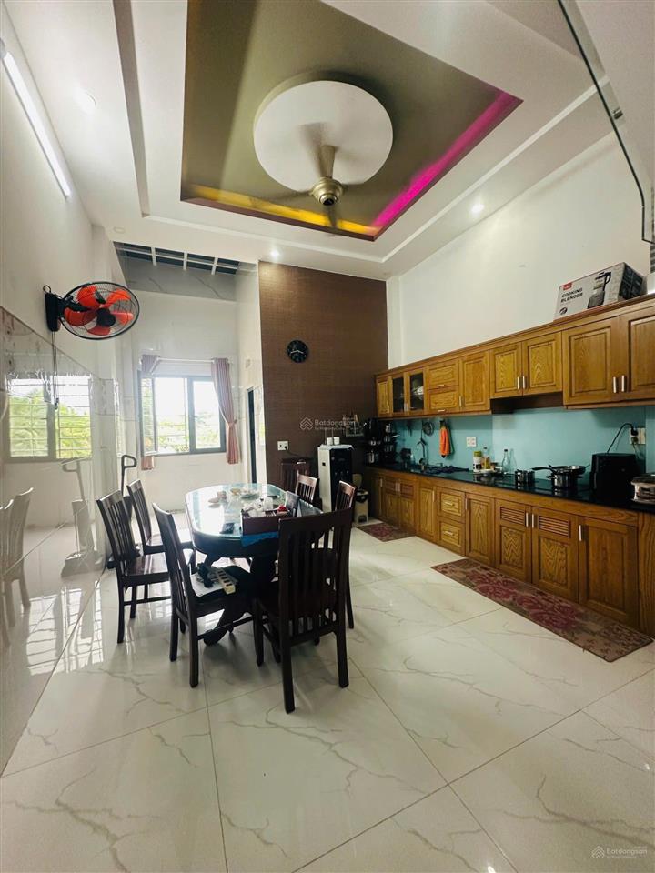 Nhà cho thuê gần vinhomes quận 9 4pn 4wc full nội thất. giá 15 triệu rộng rãi sạch sẽ.