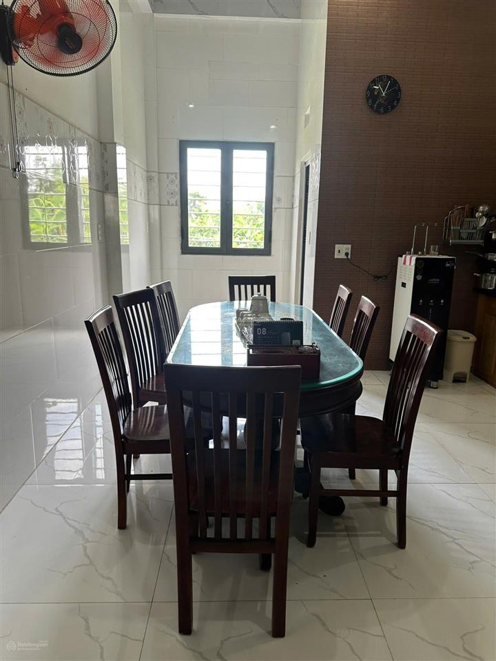 Nhà cho thuê gần vinhomes quận 9 4pn 4wc full nội thất. giá 15 triệu rộng rãi sạch sẽ.